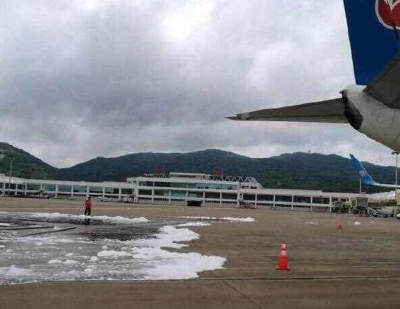 烏龍！長安航空首航飛機珠海機場“過水門” 消防車誤噴泡沫致飛機停飛